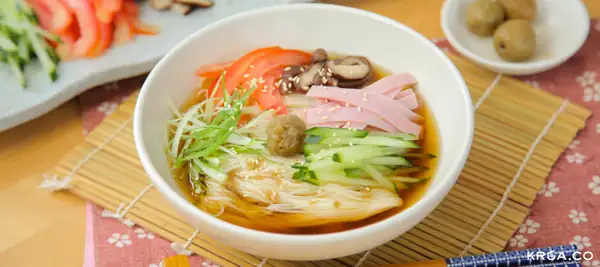 Sopa fría de fideos somen con ciruelas