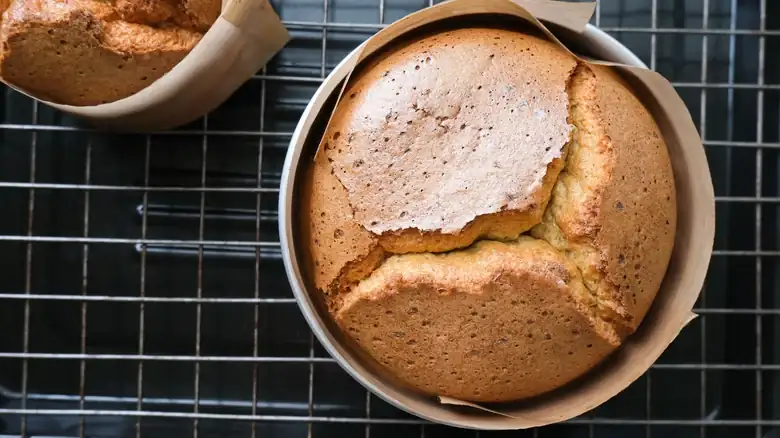 Por qué se agrietan los pasteles al hornearlos y cómo evitarlo