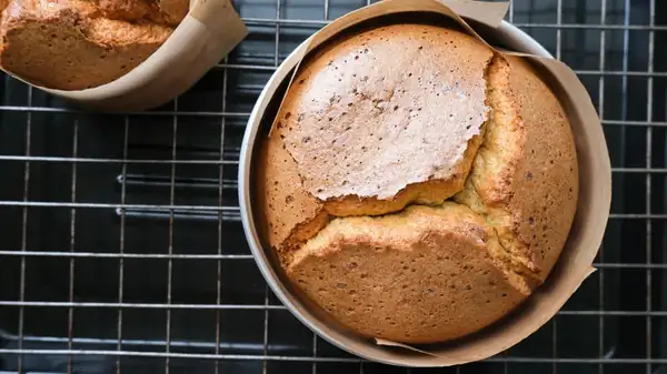 Why cakes crack while baking and how to prevent it