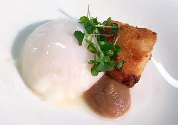 Poached egg, calçot consommé and Comté cheese tempura