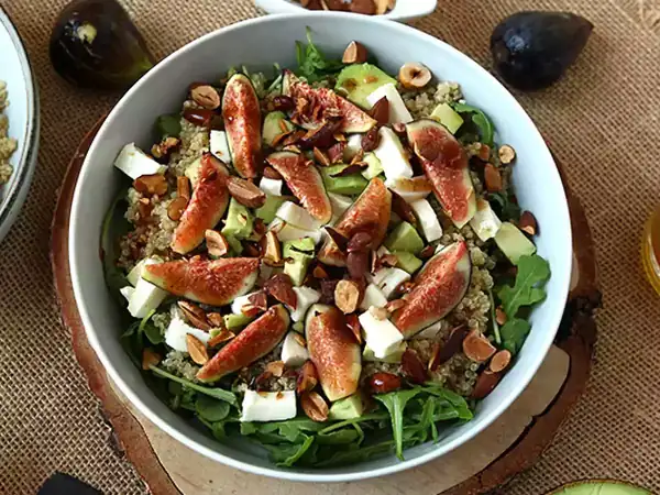 Receta de ensalada de higos, rúcula, quinoa, mozzarella y aguacate