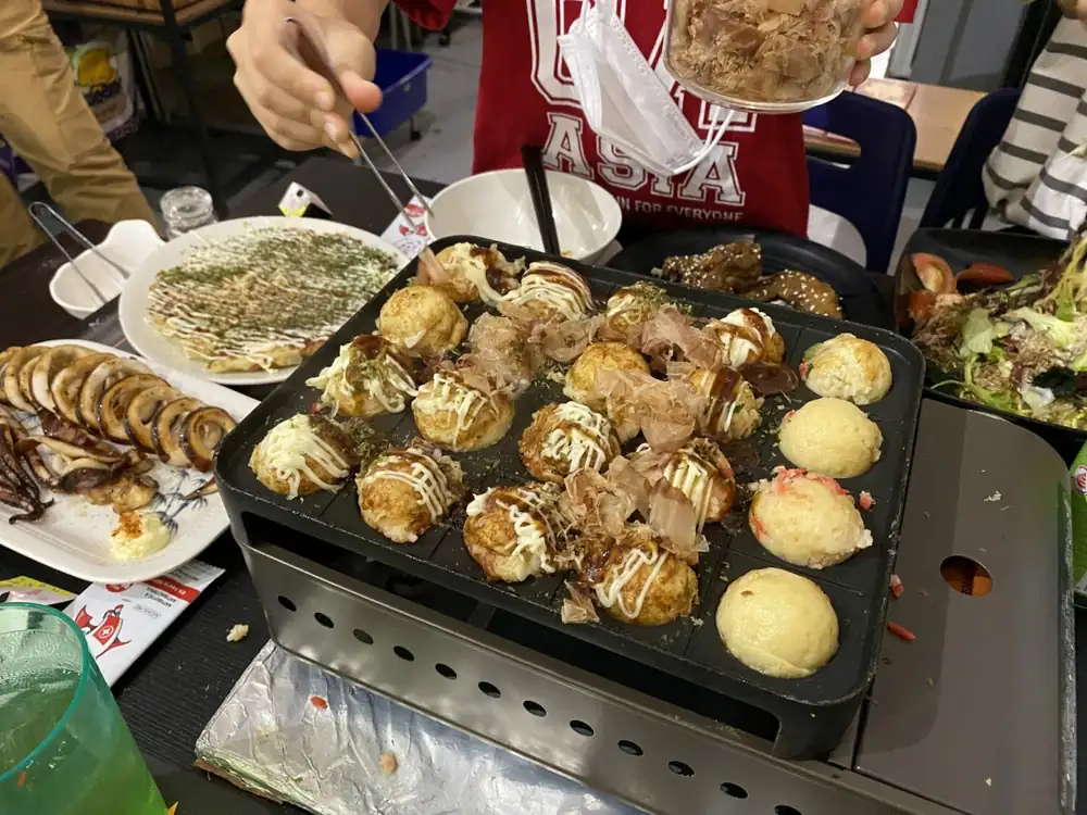 En este restaurante teppanyaki de larga trayectoria, podrás preparar okonomiyaki, tortitas soufflé y mucho más para hacer tú mismo