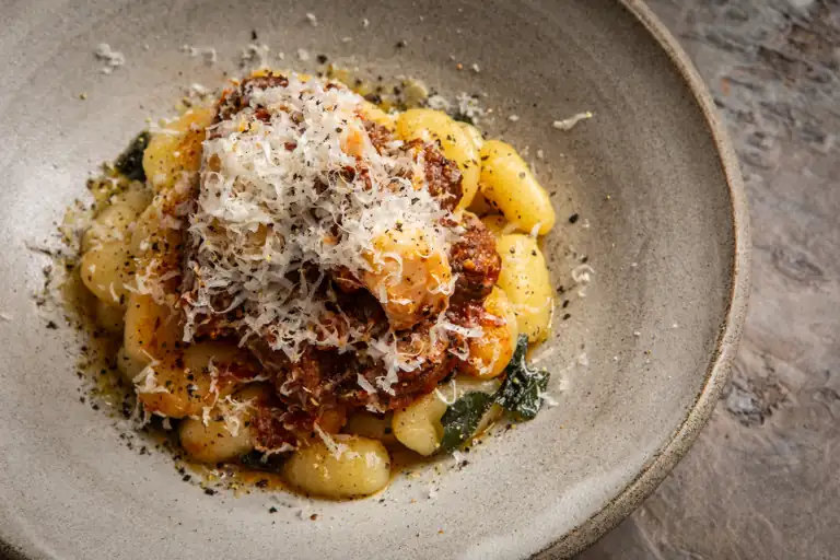 Ragú de ternera con ñoquis de mantequilla dorada