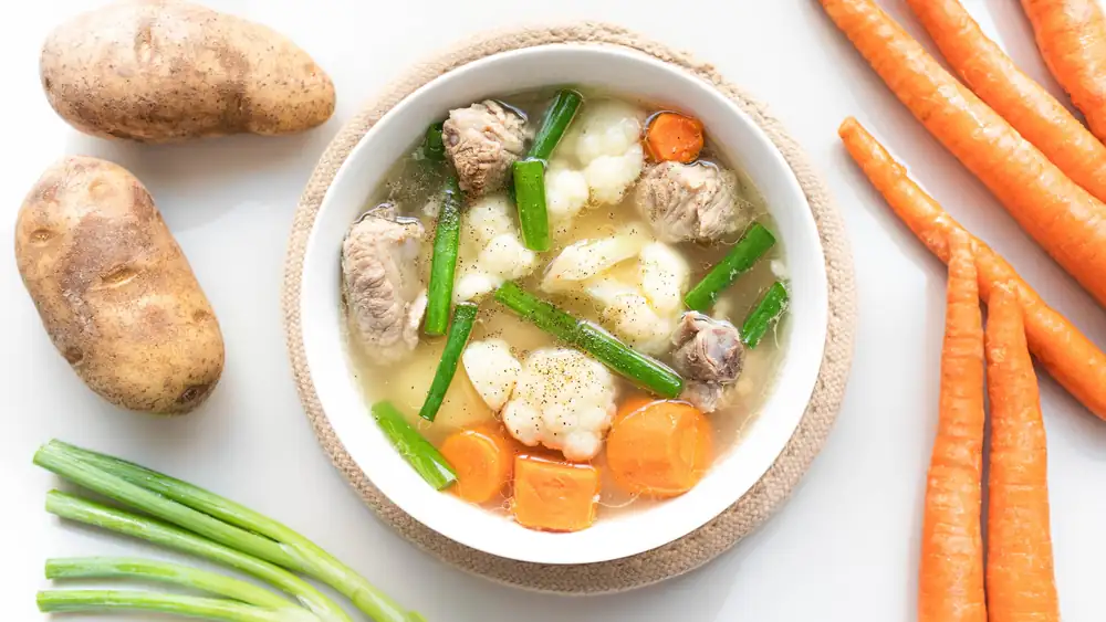 Sopa vietnamita de costillas de cerdo con patatas, zanahorias y coliflor (Canh suon khoai tay ca rot bong cai trang)