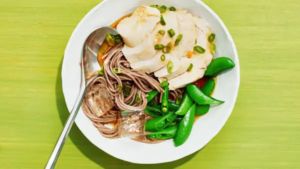 Sopa de fideos soba con pollo miso