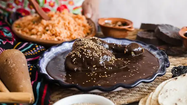 El chocolate que conviene usar para preparar una salsa mole