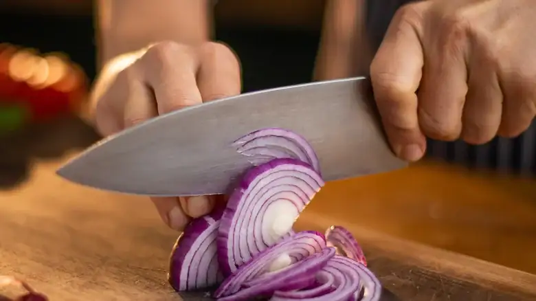 ¿Cuál es la diferencia entre afilar y asentar un cuchillo, y por qué es importante?