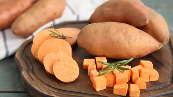 Convierte las batatas en una comida completa cubriéndolas con este reconfortante y sustancioso alimento