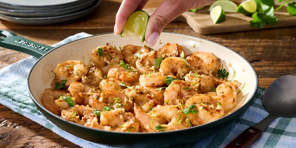 La sartén de camarones con tequila y lima de Ree Drummond, lista en 20 minutos, es la cena fácil que todos necesitan