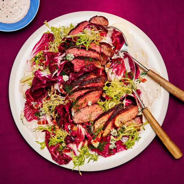 Ensalada de asador con aderezo de pimienta negra