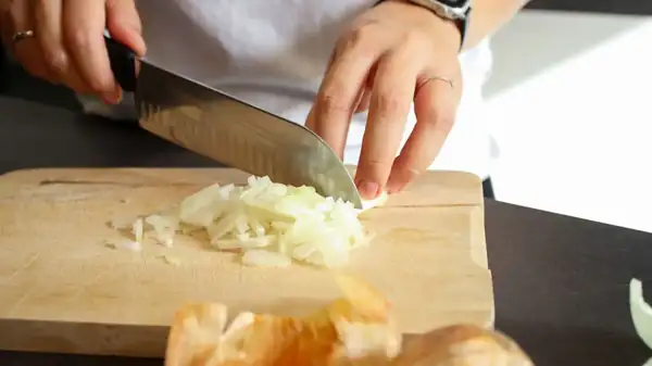 Onion in the fridge: does this method really work to stop crying when cutting it?