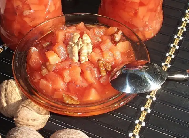 Desserts and dishes with quince: autumnal flavors in a single fruit