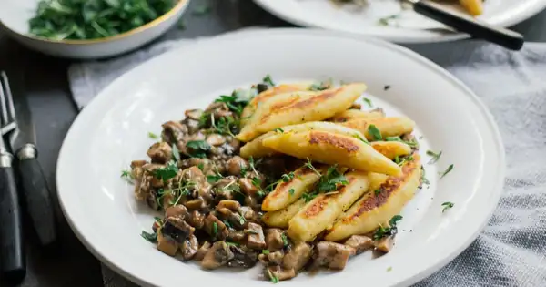 Ñoquis veganos y salteado de champiñones