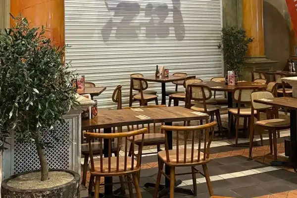 Los responsables del restaurante Zizzi del Trafford Centre se pronuncian tras el cierre con el cartel de "no estamos operando en este momento"