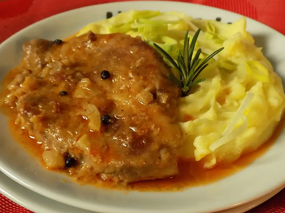 Pork shoulder with mustard and colored pepper