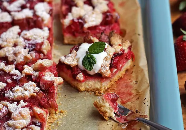Strawberry-rhubarb cake with crumb topping