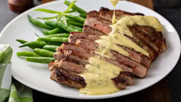 Heating the blender jug ​​is the key step in homemade béarnaise sauce.