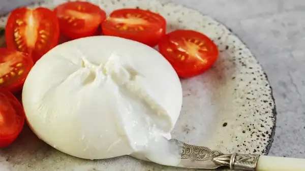 La forma elegante de convertir la burrata en un aperitivo para comer con la mano