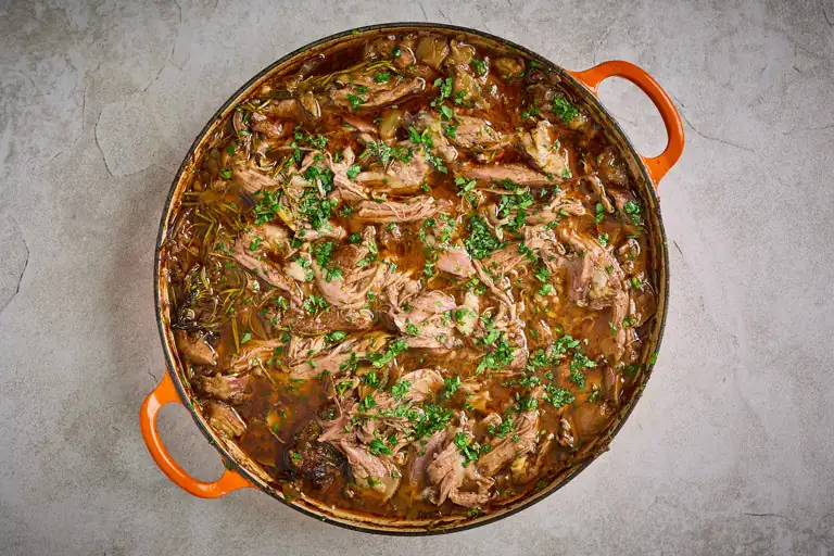 Receta de paletilla de cordero estofada a fuego lento con especias, harissa de rosas y alcachofas