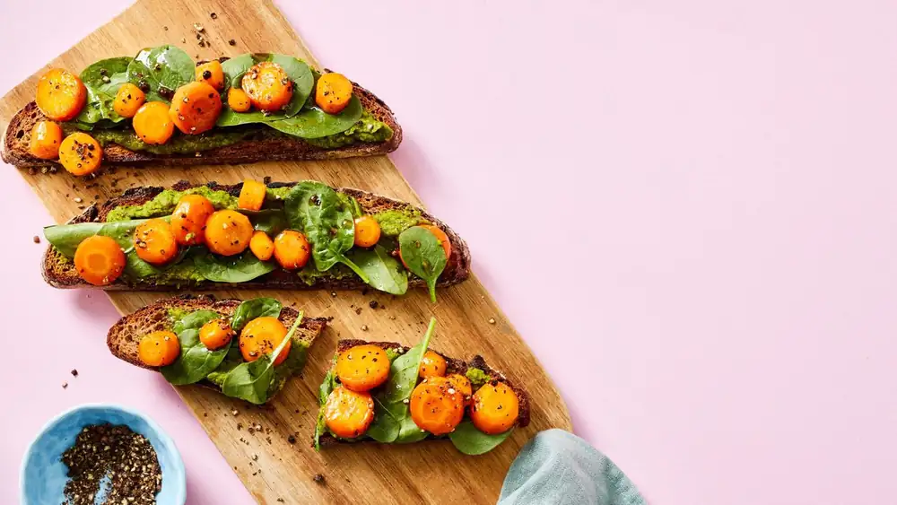 Toasted bread with spinach and chickpea cream and carrots