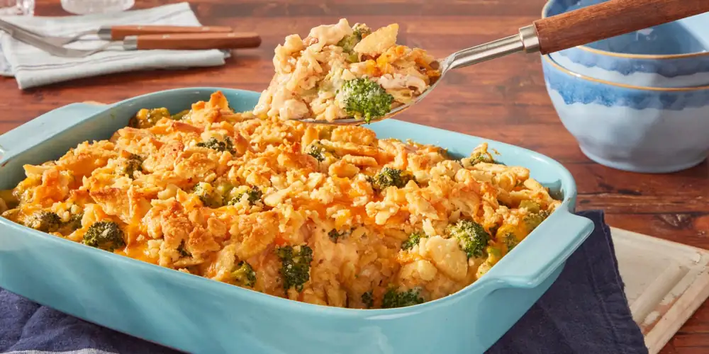 La cazuela de pollo con brócoli y queso de Ree Drummond es la cena perfecta para preparar con antelación