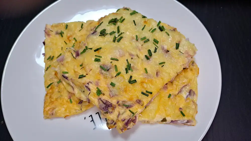 Pastel salado de requesón con jamón y queso