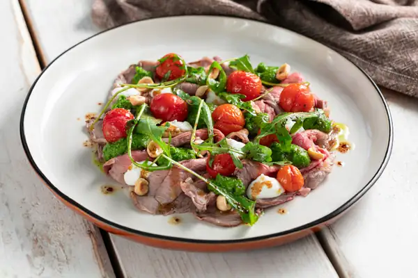 Roast beef with arugula pesto, cherry tomatoes and goat cheese