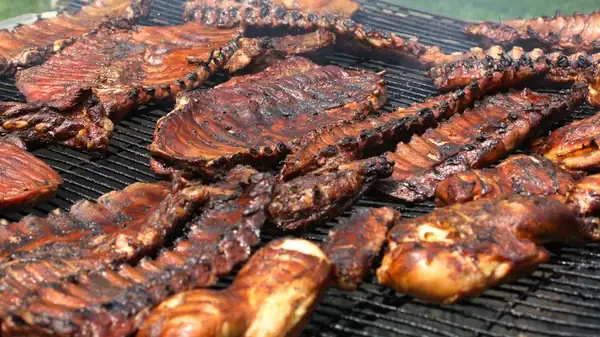The tip for making smoked meat juicier is to sprinkle it with water.
