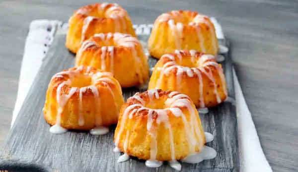Soft cakes glazed with limoncello