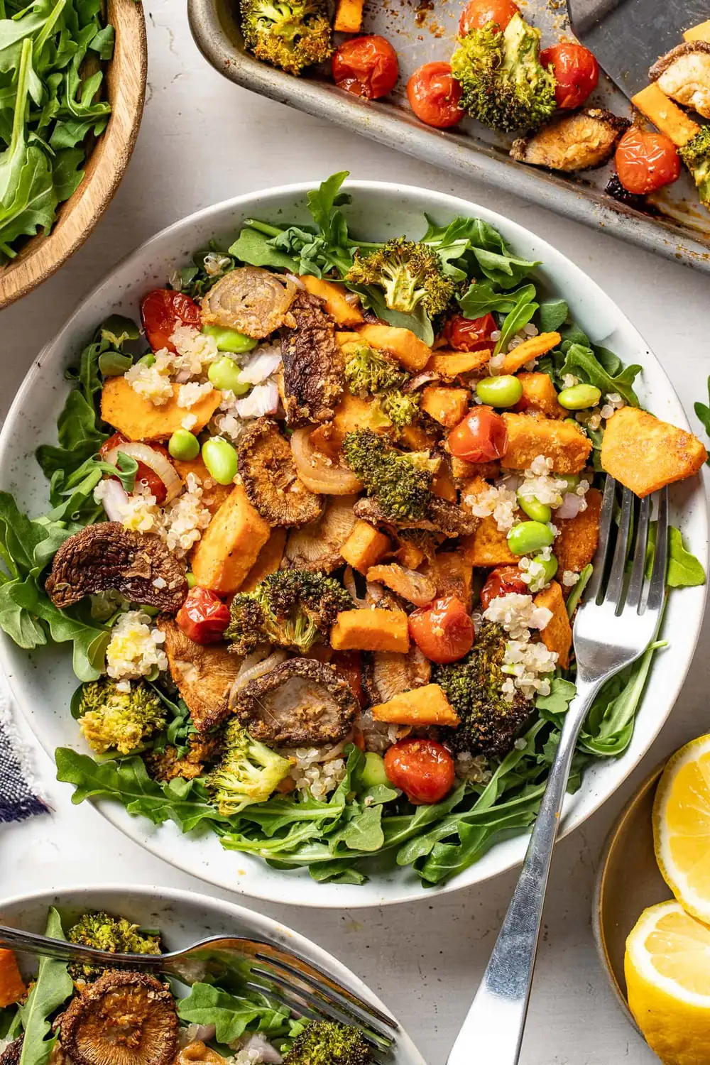 Bol de quinoa vegana con verduras asadas
