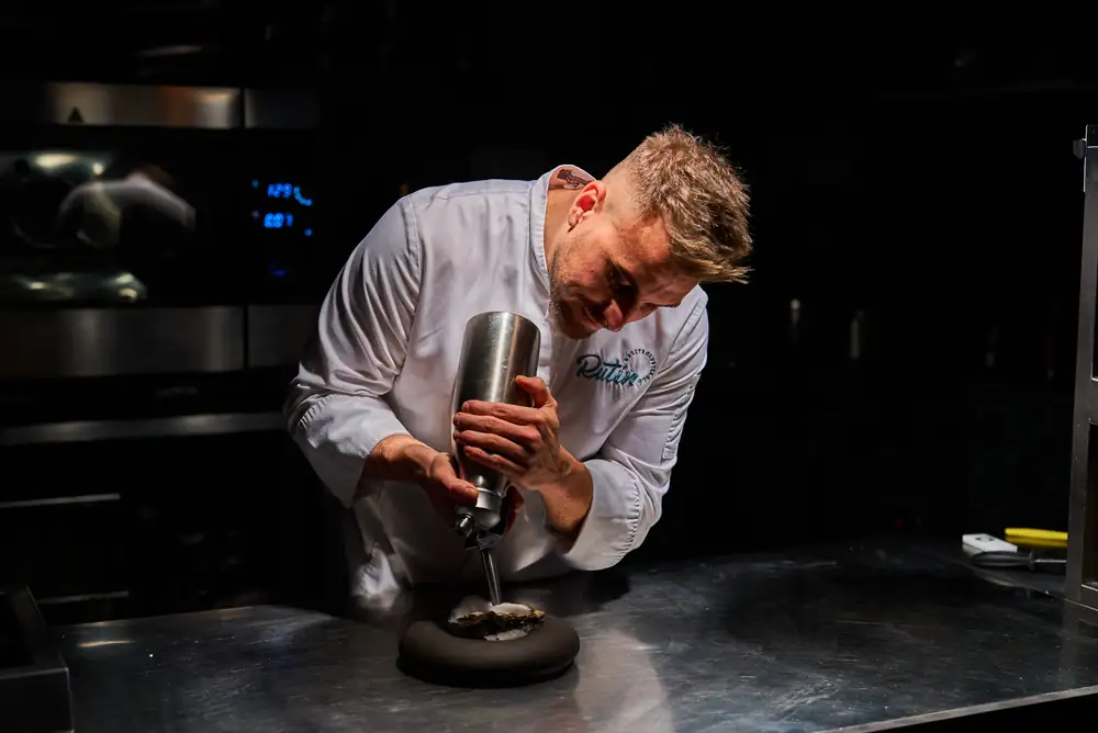 Platos inspirados en Anthony Bourdain combinados con una proyección de cine: Dávid Pallag habla de su noche de cine con la película “Routine”