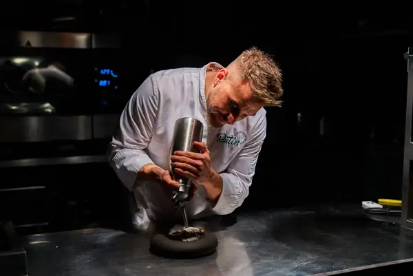 Platos inspirados en Anthony Bourdain combinados con una proyección de cine: Dávid Pallag habla de su noche de cine con la película “Routine”