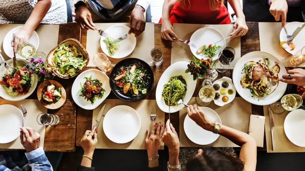 Pasamos casi 8 años comiendo, pero el 73% de nosotros lo hacemos distraídos: la trampa alimentaria en la era digital