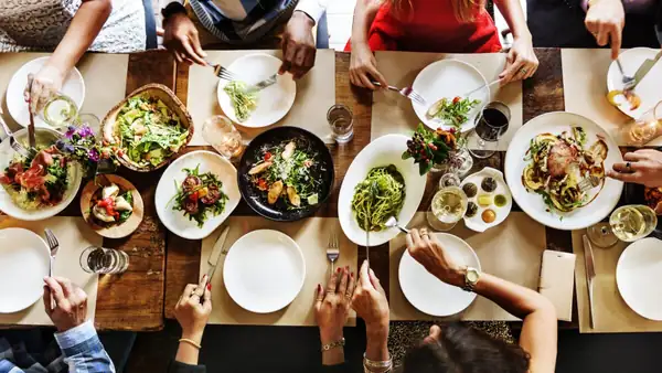 Pasamos casi 8 años comiendo, pero el 73% de nosotros lo hacemos distraídos: la trampa alimentaria en la era digital