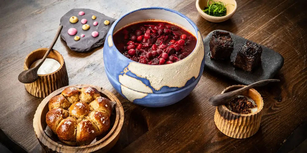 Borsch de remolacha con costillas de ternera y brioche de ajo negro