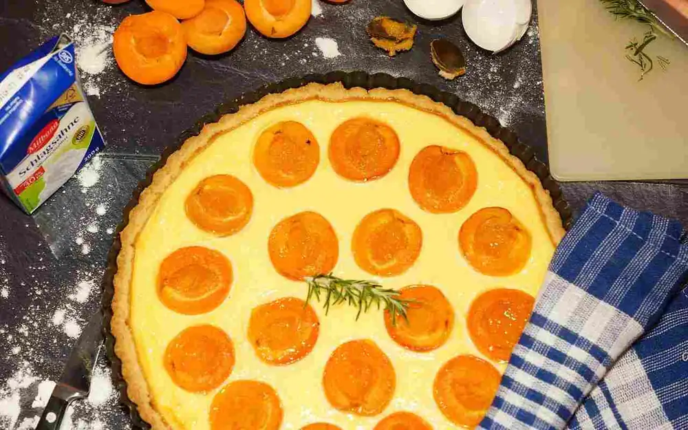 Apricot cake, a unique contrast of flavors and textures waiting to be discovered