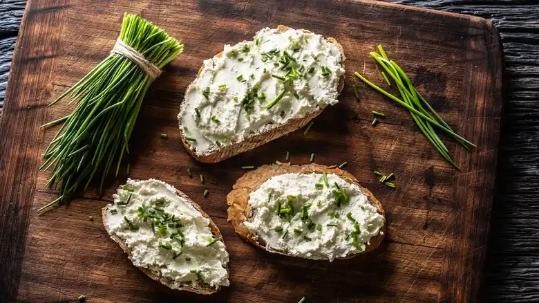 How to cut chives into thin rings using the reverse cutting technique