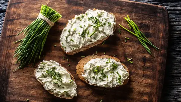 How to cut chives into thin rings using the reverse cutting technique