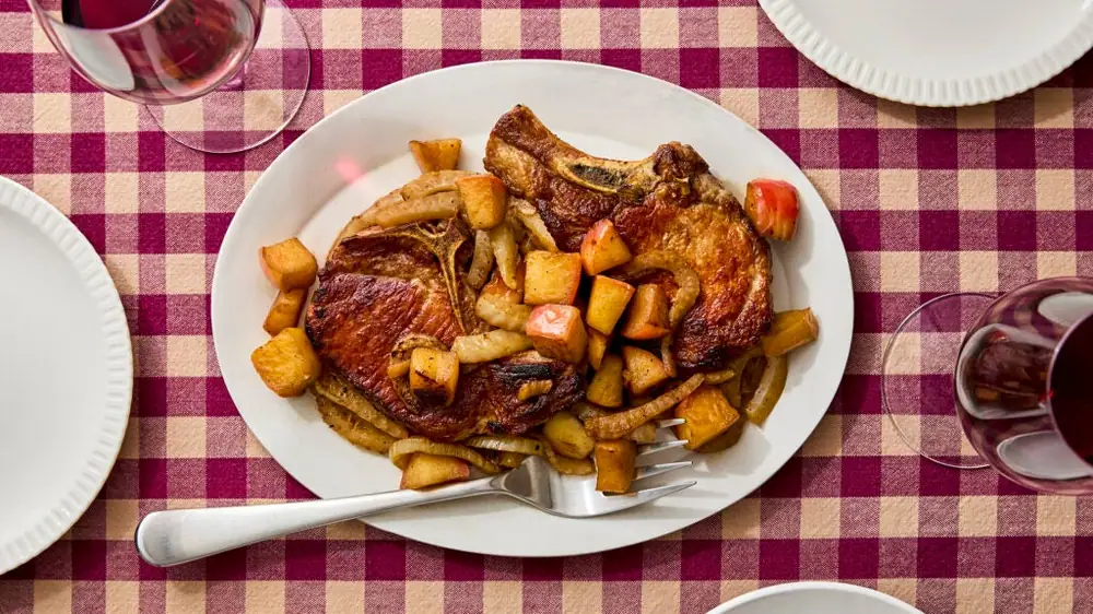 Solo necesitas una sartén para preparar unas chuletas de cerdo elegantes para dos personas