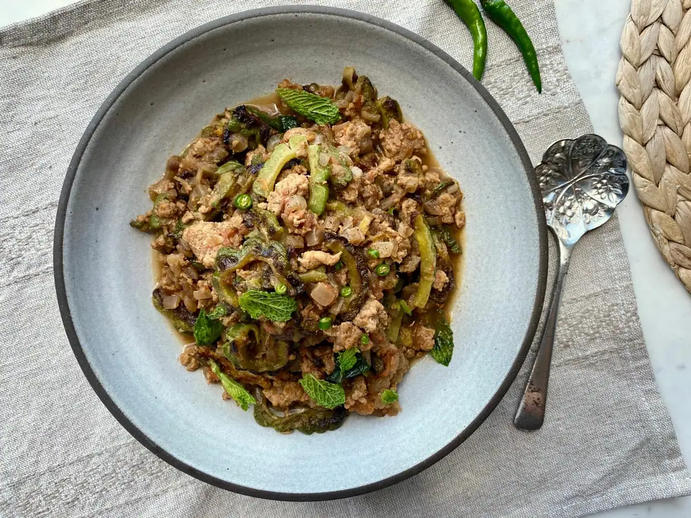 Calabaza amarga al estilo parsi con pollo molido
