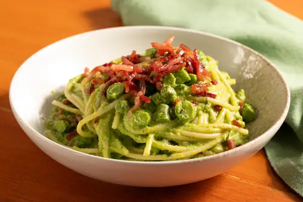 Pasta with asparagus and speck
