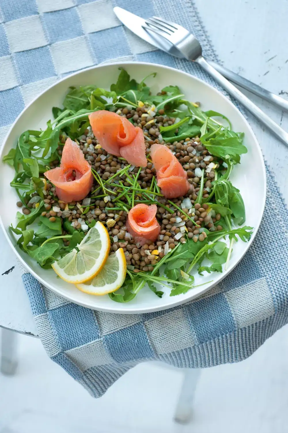 Lentil salad with smoked salmon and lemon dressing