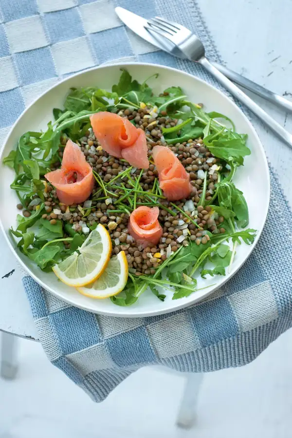 Ensalada de lentejas con salmón ahumado y aderezo de limón