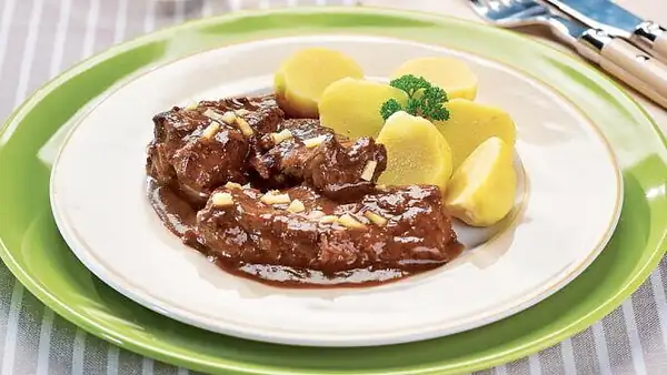 La carne de res quedará maravillosamente tierna si sigues algunas reglas. Hervirla vigorosamente definitivamente no es bueno para ella