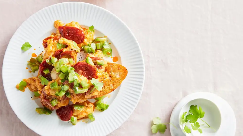 Una comida abundante de 20 minutos: huevos revueltos con chorizo y salsa de pimiento morrón