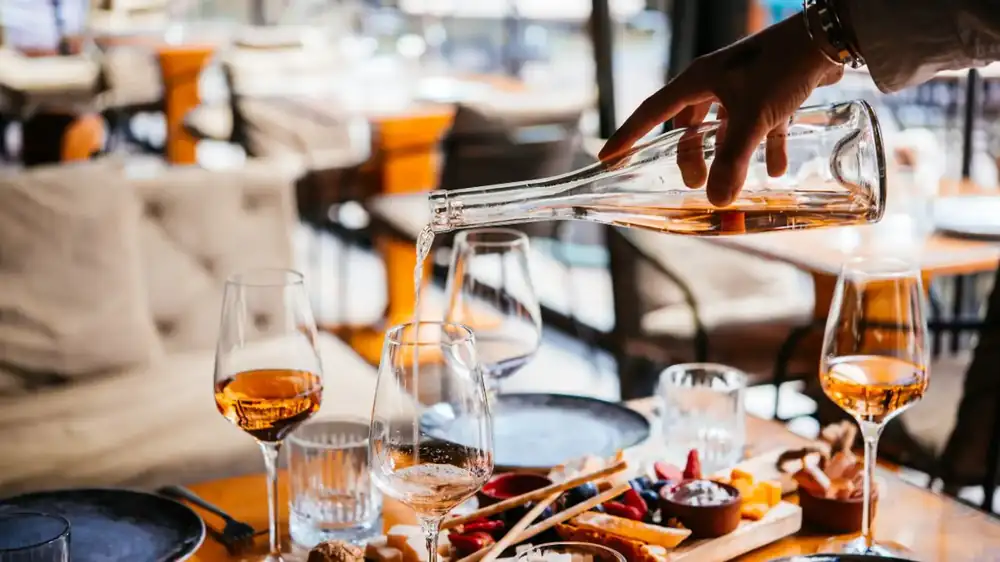 Un restaurante sardo pide a dos clientes que dejen su mesa por pedir solo 9 euros