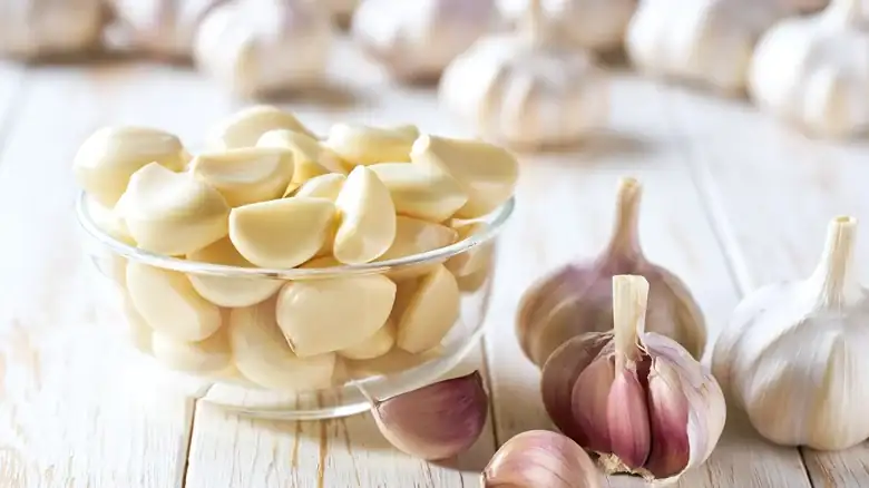 When is it better to use fresh garlic instead of garlic powder?