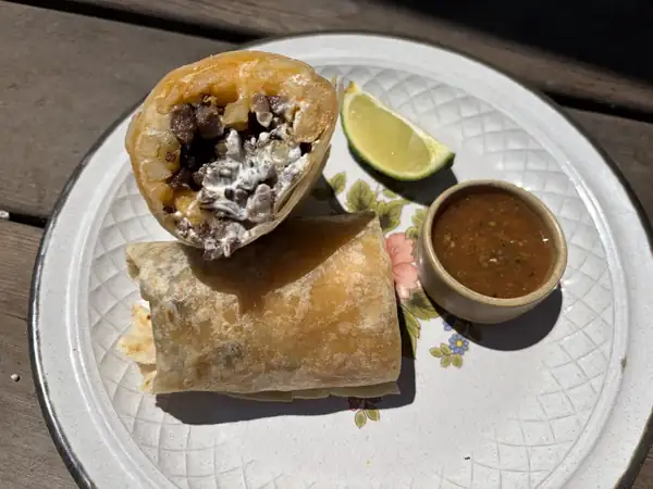 Un burrito californiano es bistec, papas fritas, queso y crema agria envueltos en una tortilla de harina.