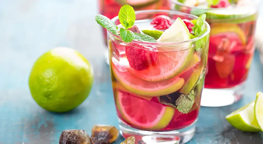 Mojito de frambuesa (con alcohol), receta paso a paso con fotos de la autora Svetlana Gorbunenko, 209 kcal