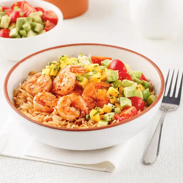 Langostinos a la parrilla sobre arroz y ensalada de mango